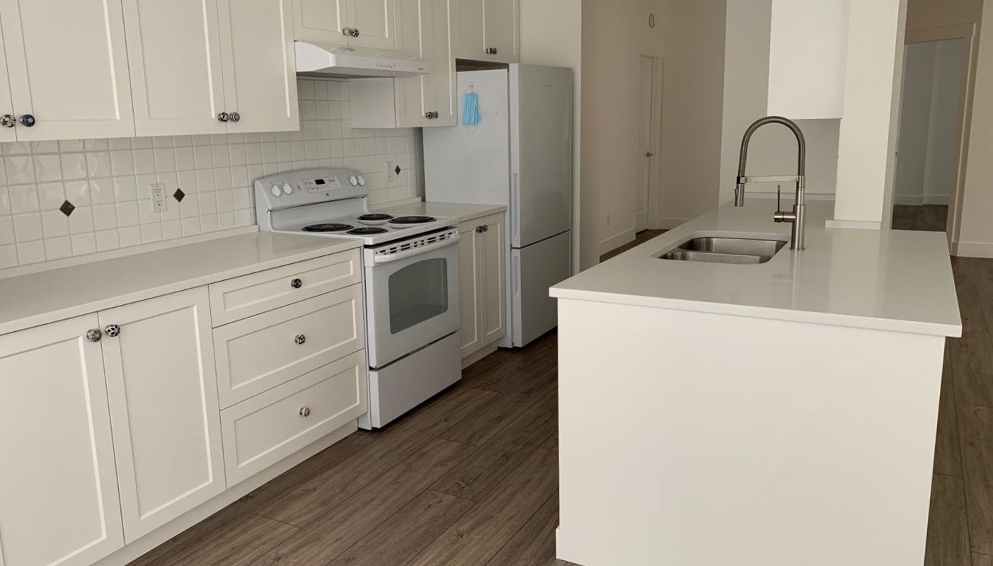 White Rock Beautifully Renovated 2br + den, South-East Facing Condo!