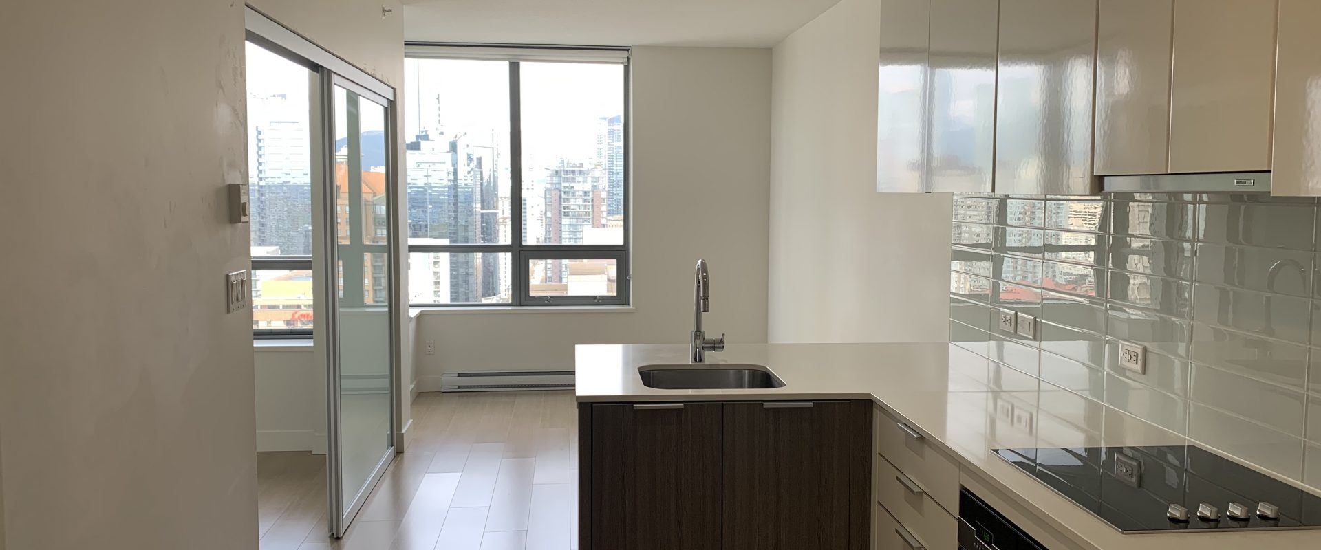 Vancouver Downtown 1br 1den 28th Floor Condo, No Parking