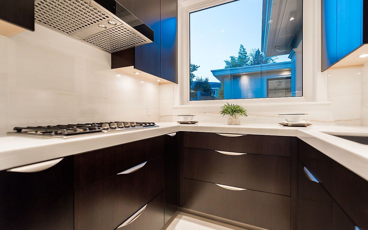 West Vancouver 5br 5ba House with Luxurious Appliance in Ambleside