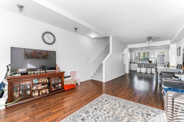 South Surrey Cozey townhouse for rent