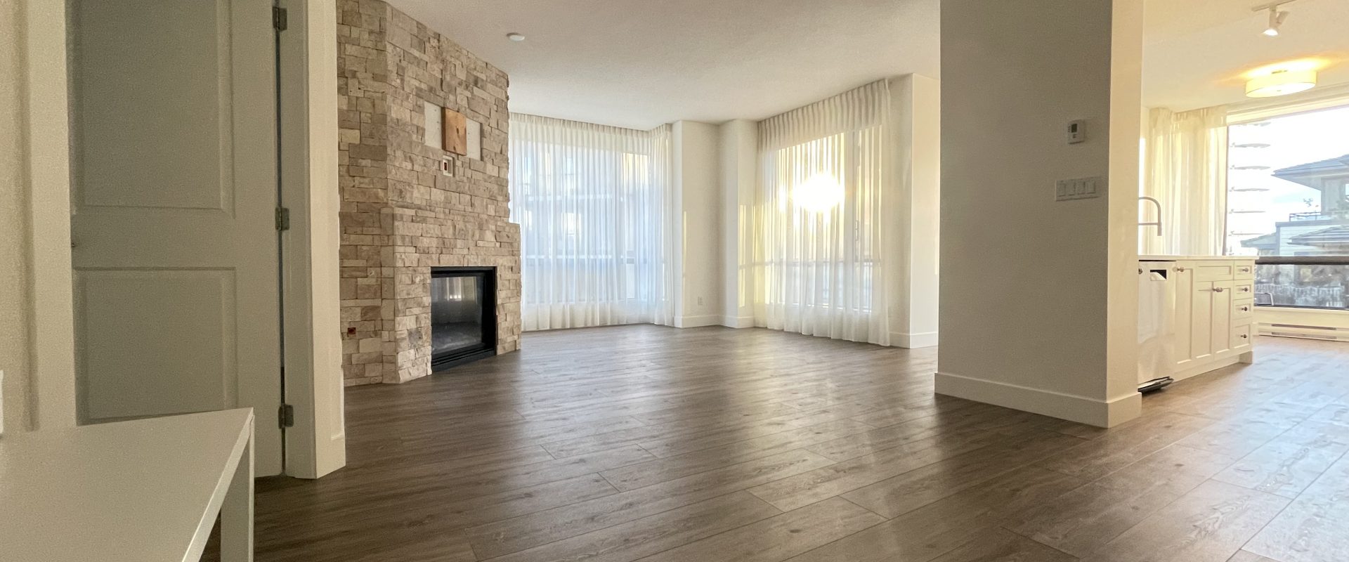 White Rock Beautifully Renovated 2br + den, South-East Facing Condo!