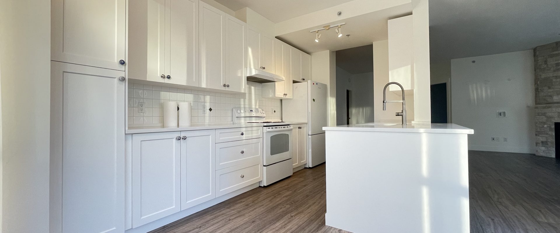 White Rock Beautifully Renovated 2br + den, South-East Facing Condo!