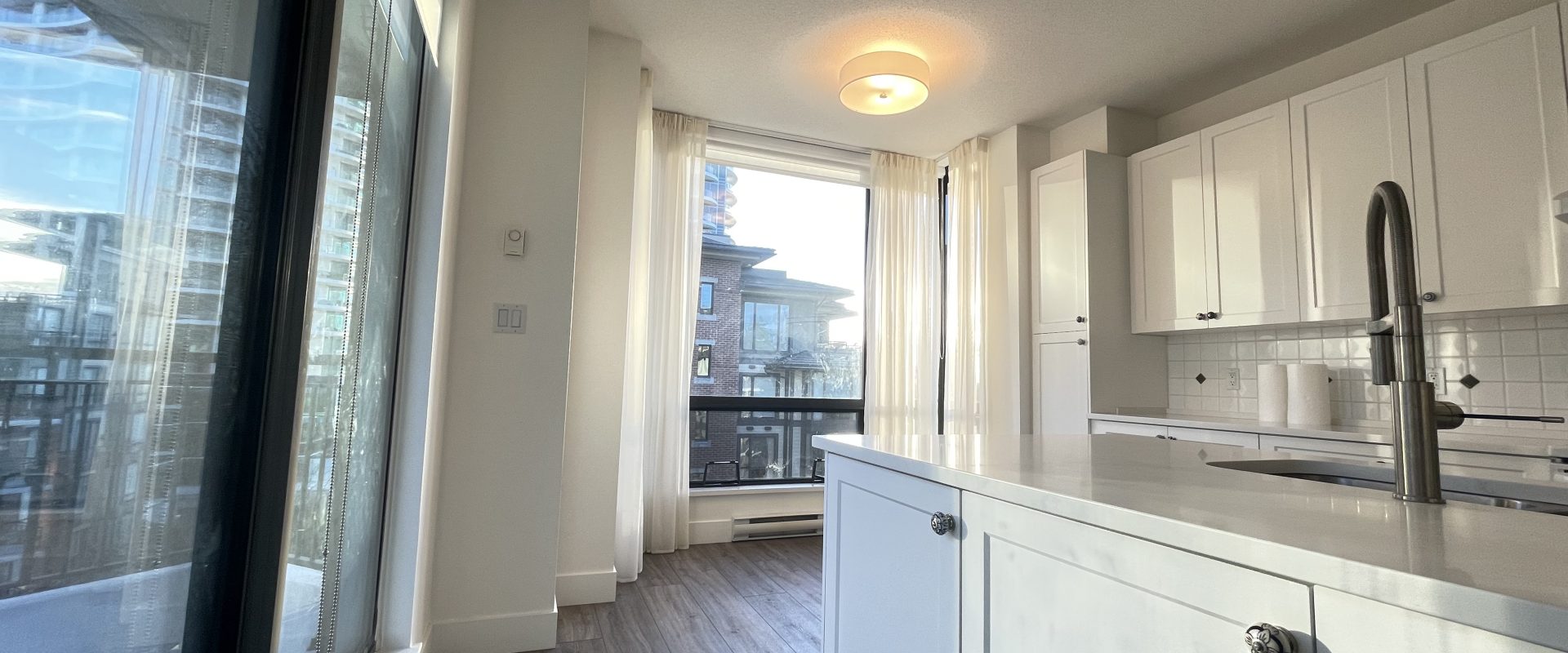 White Rock Beautifully Renovated 2br + den, South-East Facing Condo!