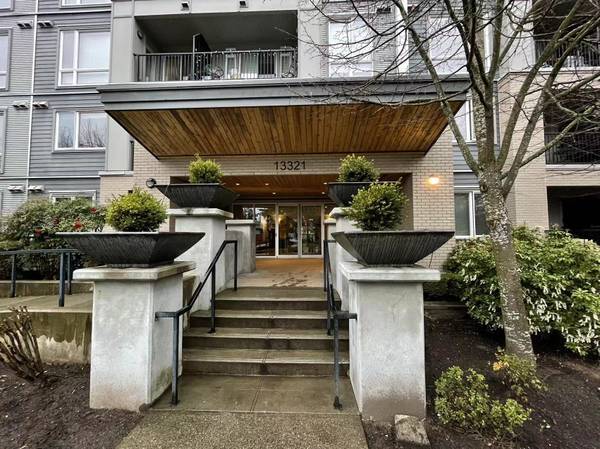 North Surrey SFU Whalley Campus Excellent Condition Studio For Rent