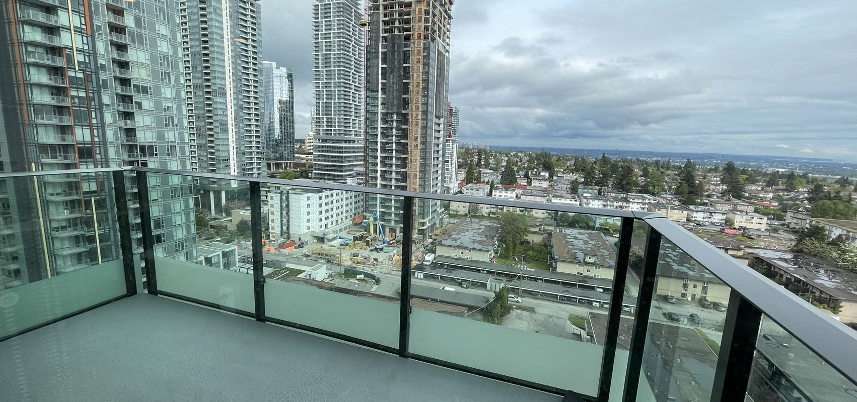 Metrotown great location apartment 3 Bed/ 2 Bath for Rent