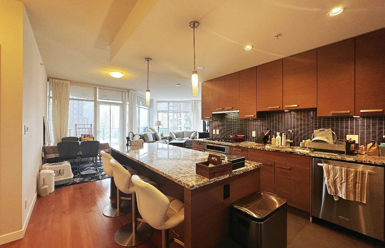 Metrotown Great Location 2 Bed/ 2 Bath Luxury Condo for Rent