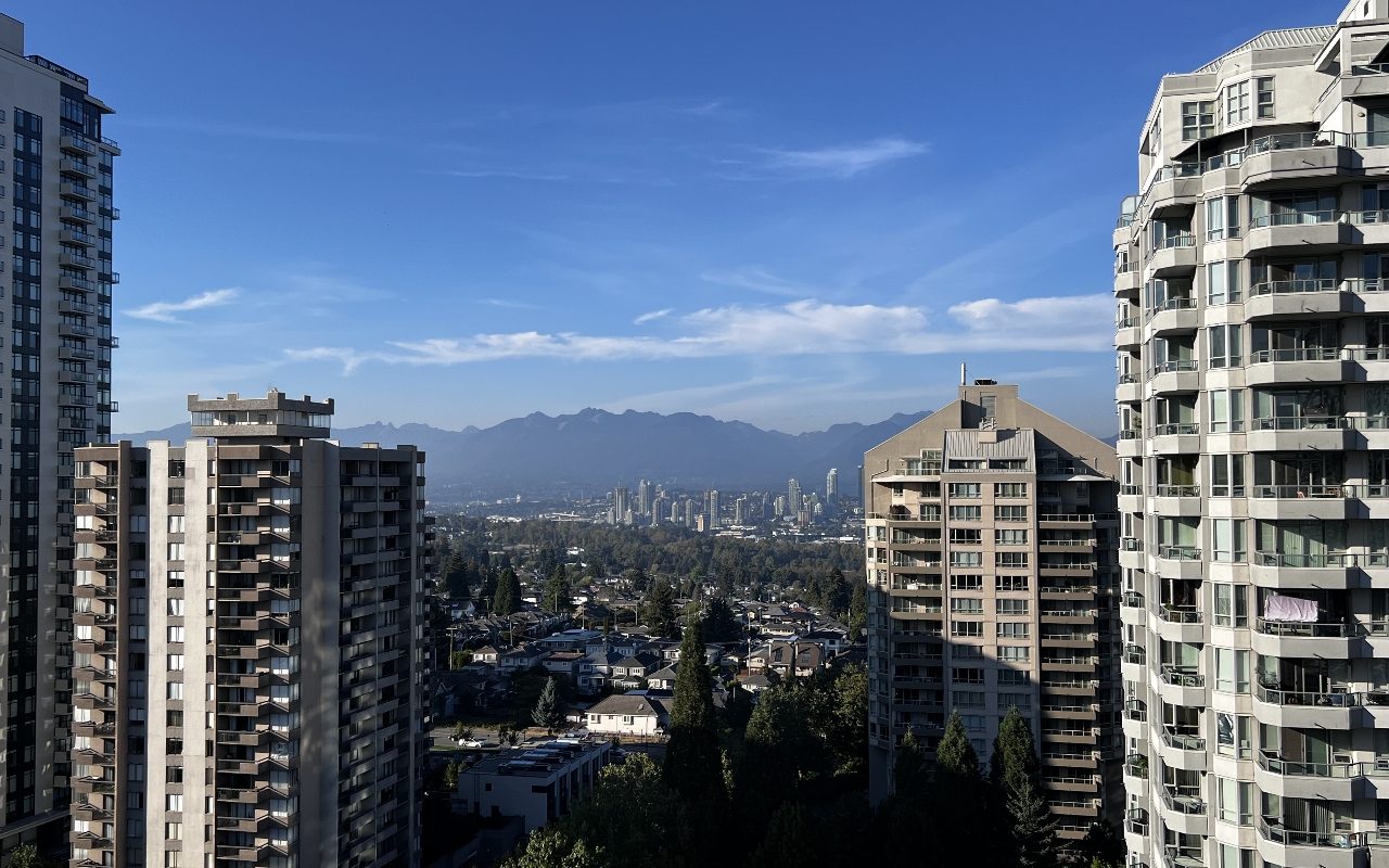 Metrotown Great Location Condo 2 Bed/ 2 Bath for Rent