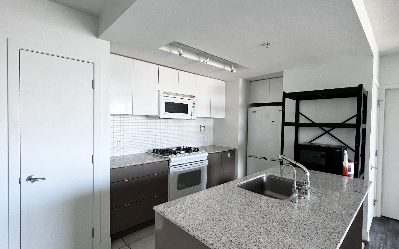 Metrotown Great Location Condo 2 Bed/ 2 Bath for Rent