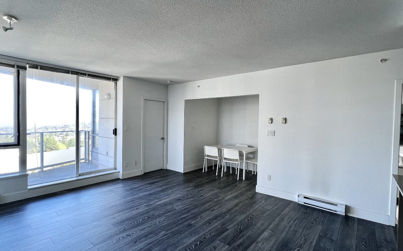 Metrotown Great Location Condo 2 Bed/ 2 Bath for Rent