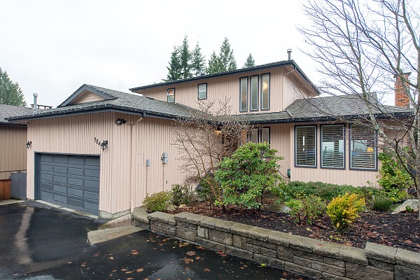 North VANCOUVER Well Maintained 3 Bedrooms House Upper Level for Rent