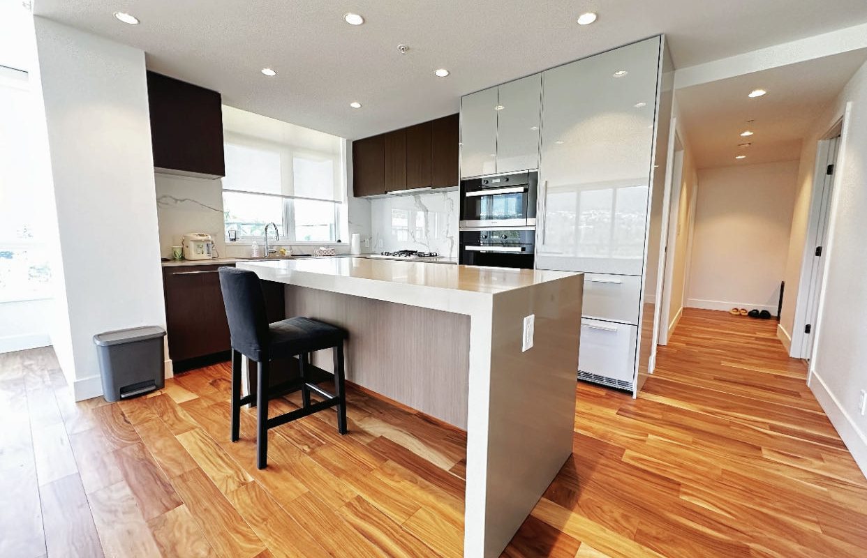 North Vancouver 3 Bed/ 2 Bath 1 Den Condo With Double Parking for Rent