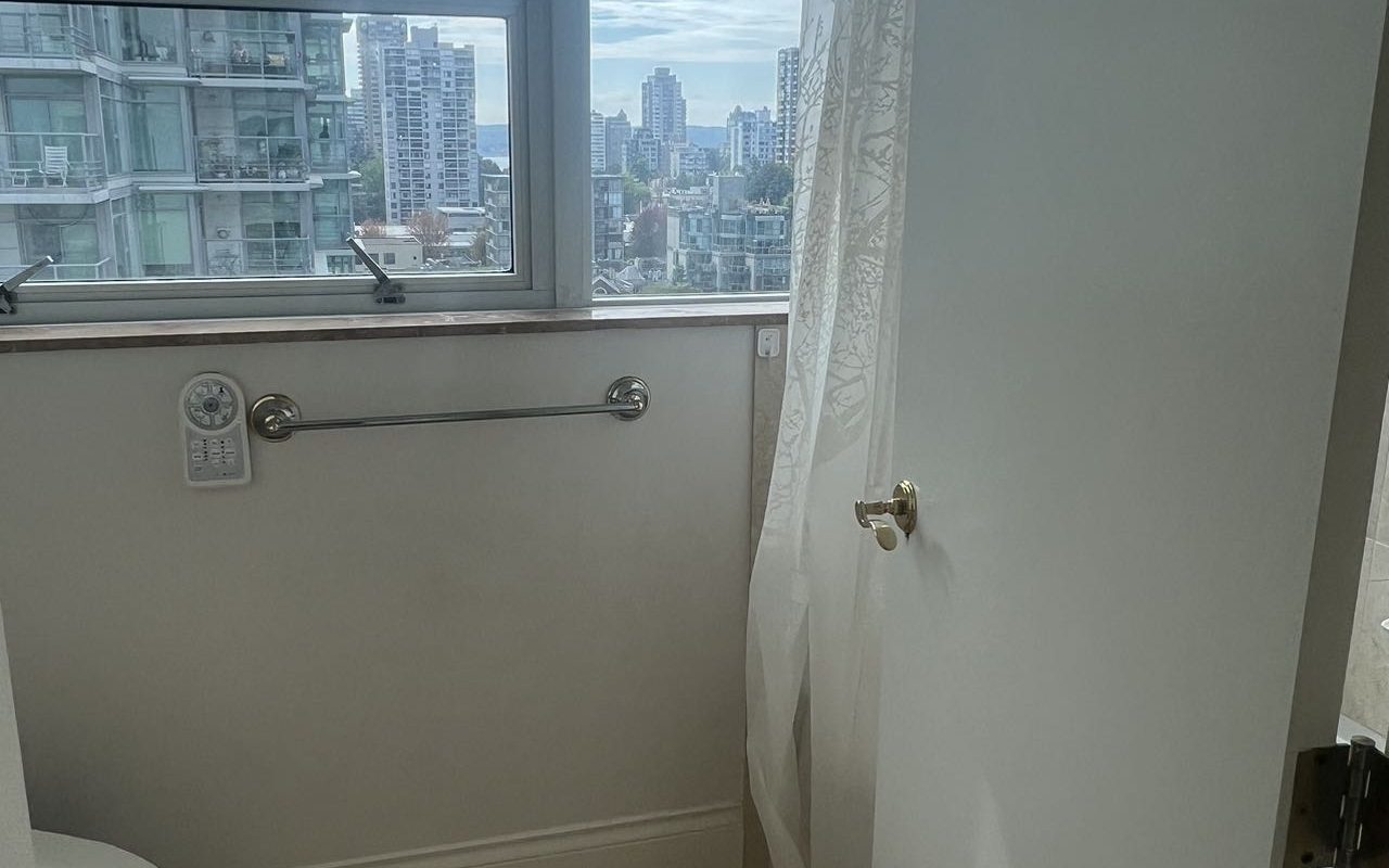 Coal Harbour Waterfront Extra Large 3 Bedroom Condo 2 Parking For Rent