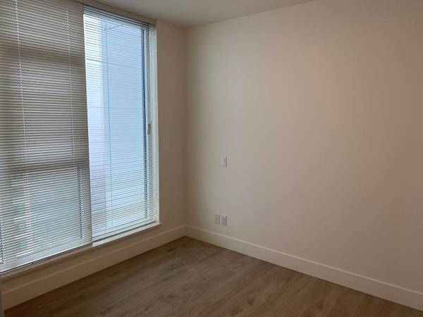 Edmonds Fantastic newer condo for rent with AC