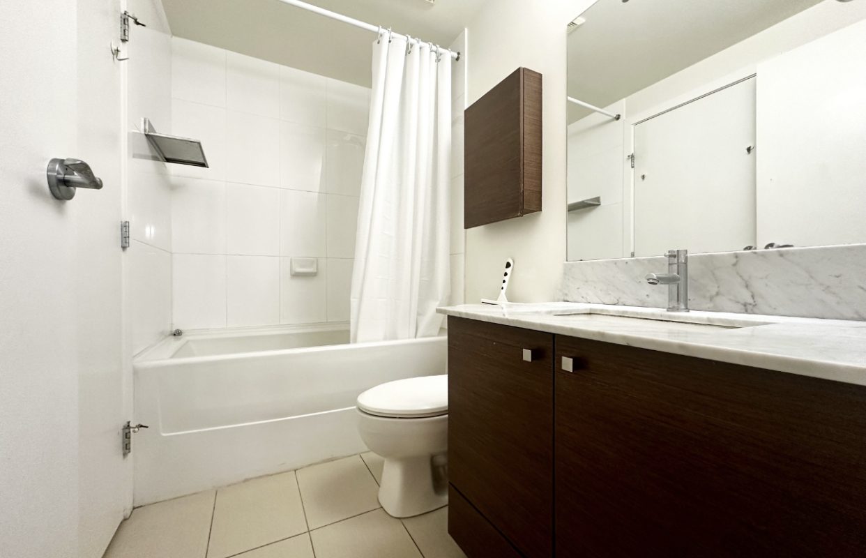 Richmond City Center Spacious 1 Bed/1 Bath+Den Condo For Rent