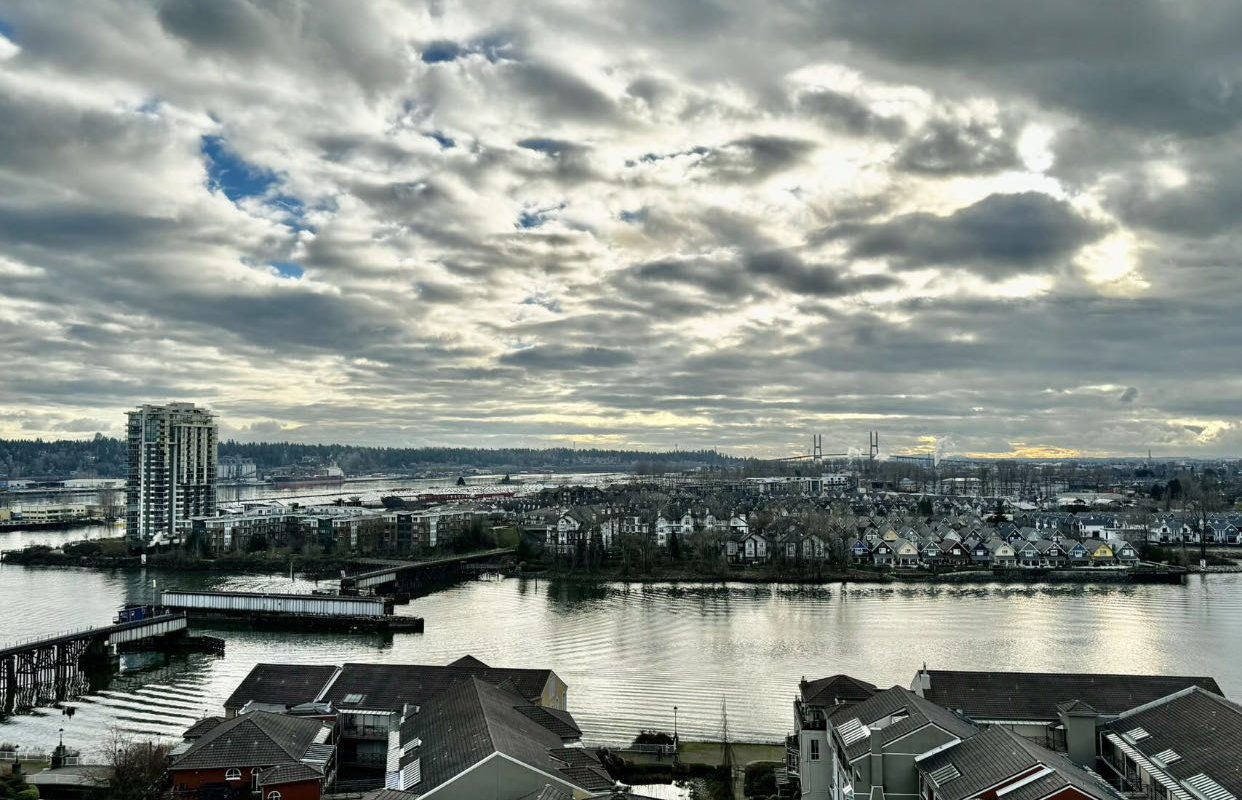 Panoramic River View Spacious 2-Bedroom Suite In NewWest For Rent