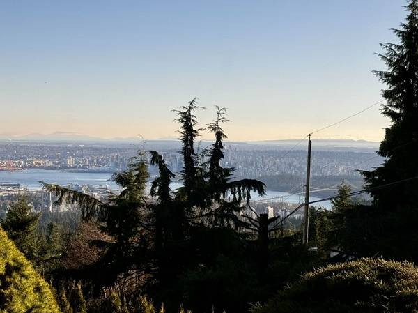 $2,600 / 2br – 650ft2 – Panoramic View on the Ground Floor (West Vancouver)