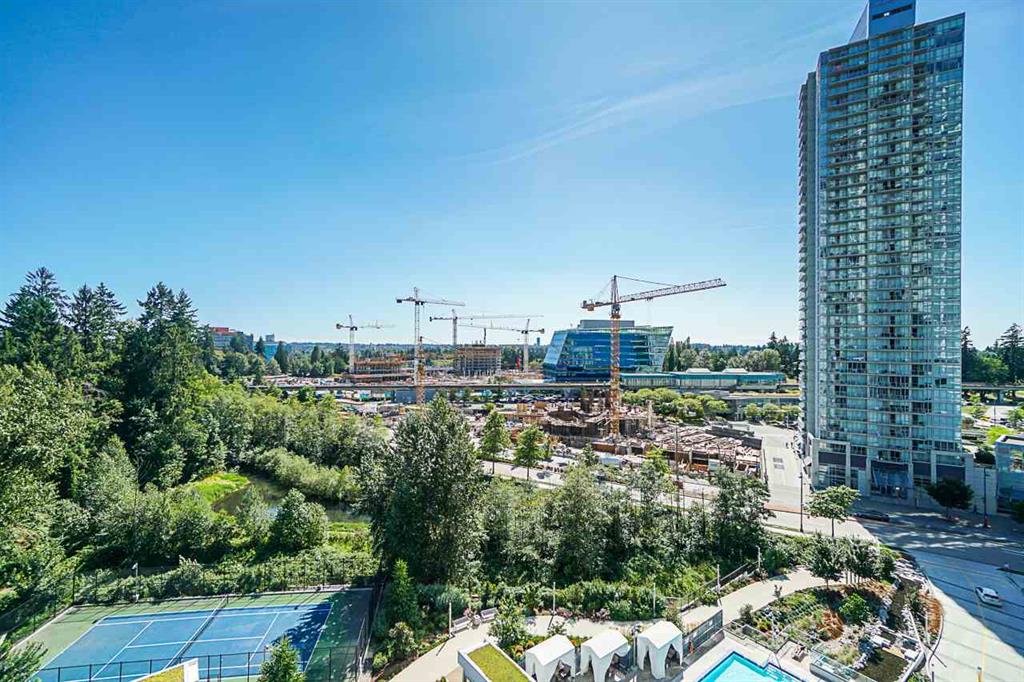 North Surrey Well-Designed Condo With 1br 1Den for Rent