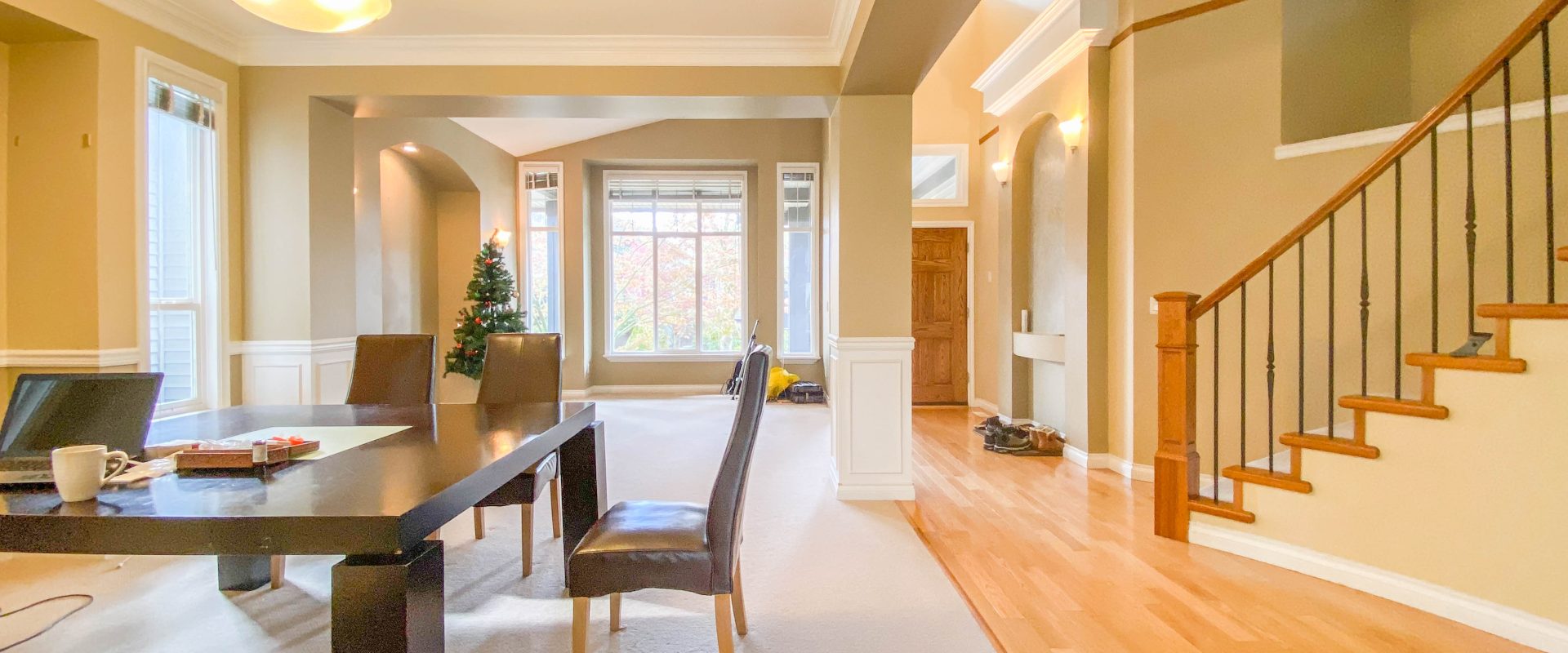 Gorgeous 2-Storey Home in Walnut Grove Neighborhood