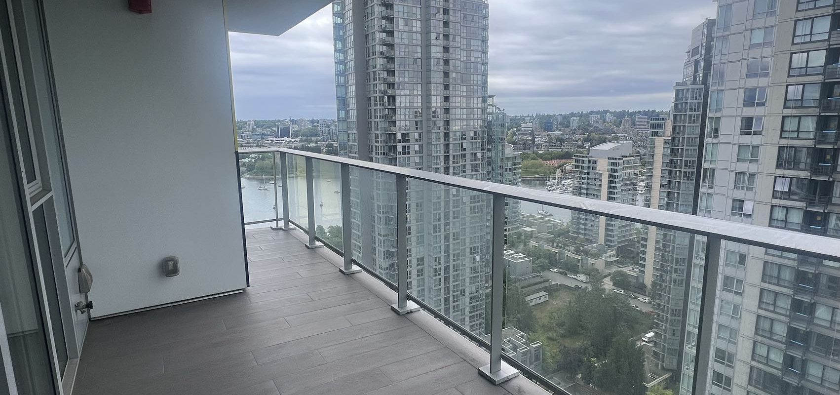 Luxurious Yaletown 3Bedrooms Spacious Condo For Rent