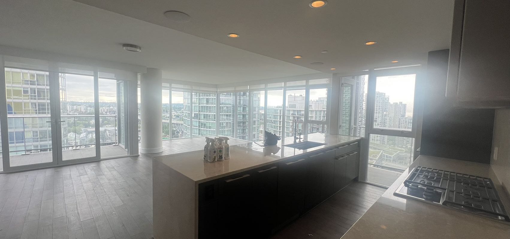 Luxurious Yaletown 3Bedrooms Spacious Condo For Rent