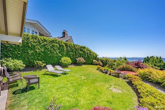 Luxurious West Vancouver Oceanview Home with 6 Beds & 6 Baths