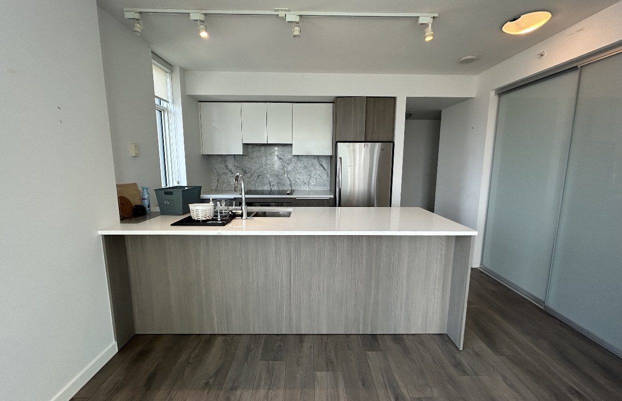 Modern Living at Metrotown with 2 br/2ba and Prime Location!