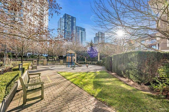 Gorgeous 1 bdrm+den furnished Condo with 3 Balconies (Vancouver East)