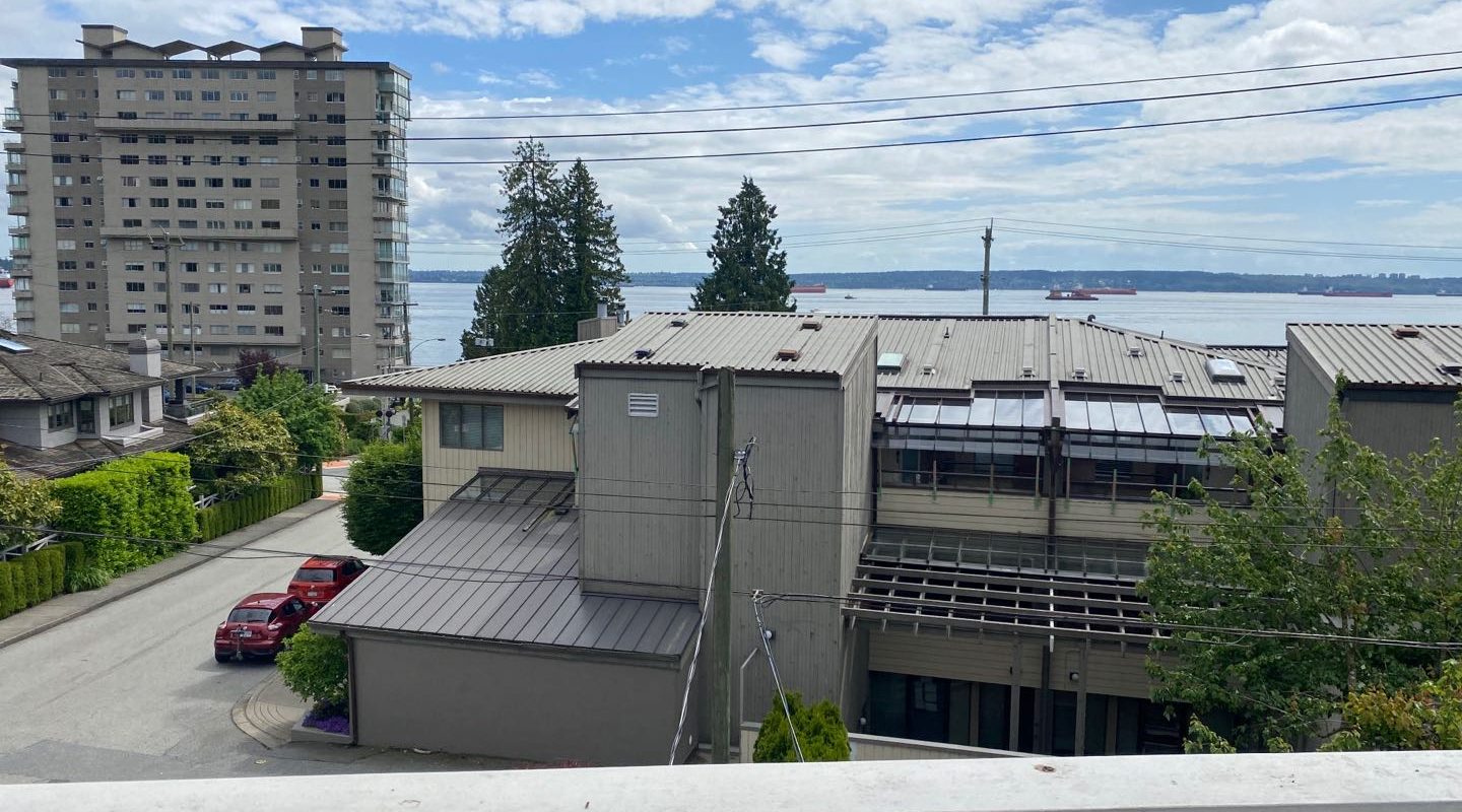 West Vancouver Exquisitely Maintained 2-Bedroom Home