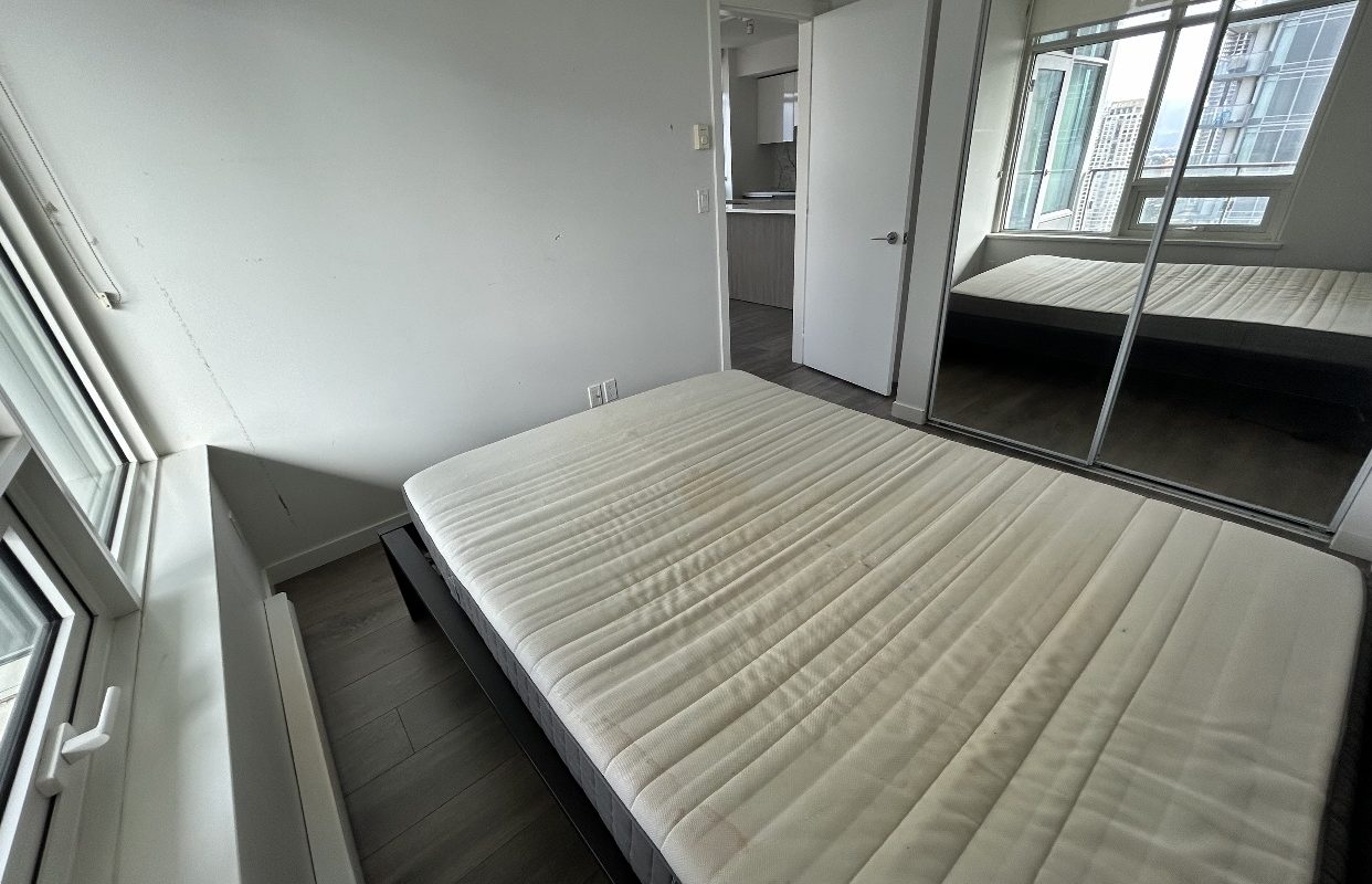 Modern Living at Metrotown with 2 br/2ba and Prime Location!