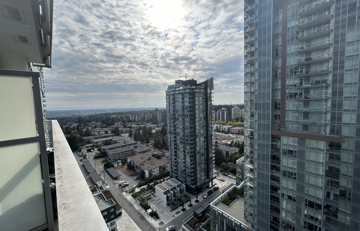 Modern Living at Metrotown with 2 br/2ba and Prime Location!