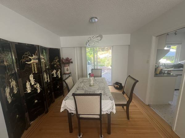 North Vancouver Canyon Heights Charming Upper level for Rent!!