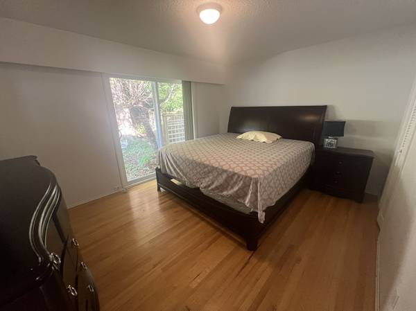 North Vancouver Canyon Heights Charming Upper level for Rent!!