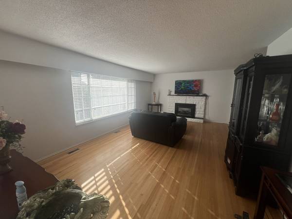 North Vancouver Canyon Heights Charming Upper level for Rent!!