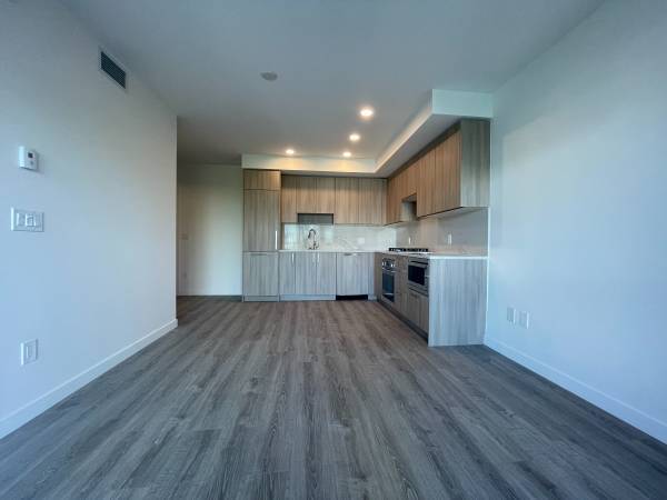 Surrey Central One Central Condo 1br/1ba For Rent