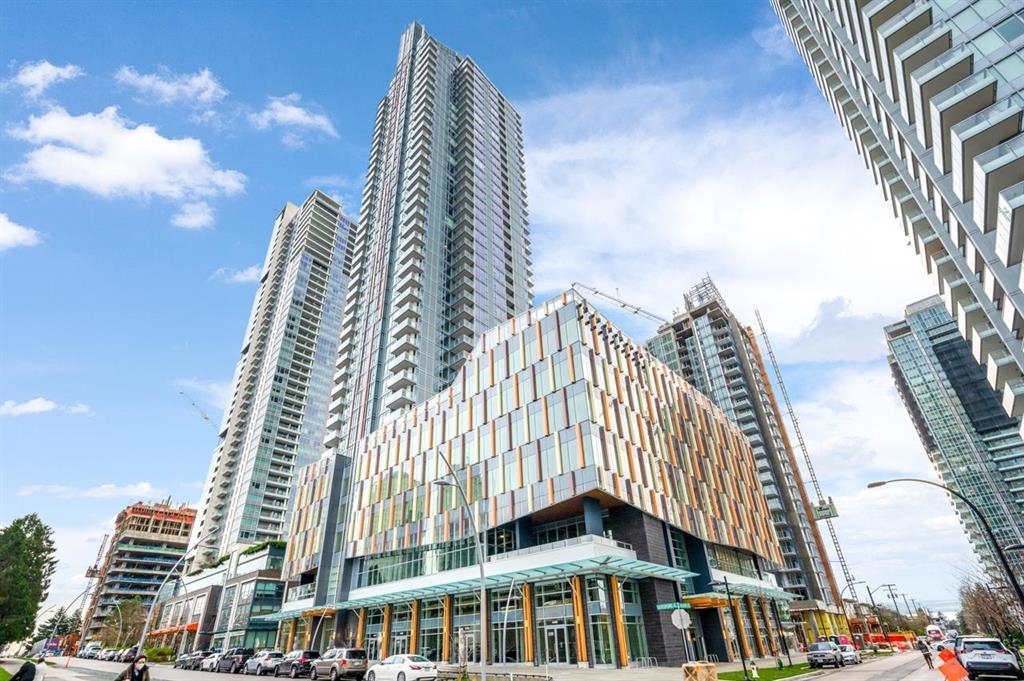 Luxury 2-Bedroom Condo Next to Metrotown SkyTrain For Rent!