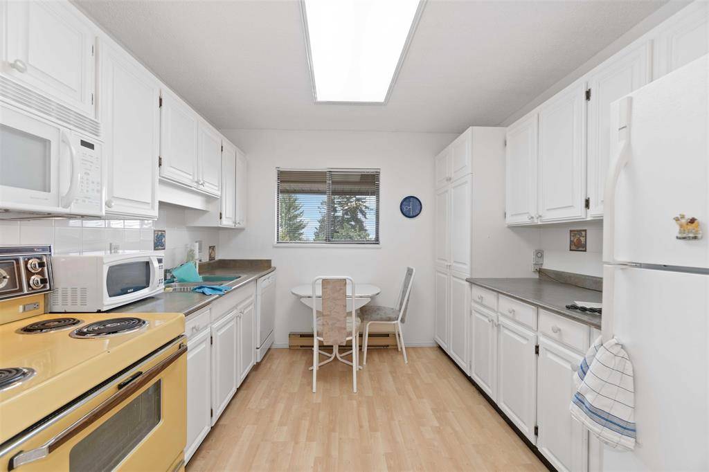 Langara Estates Spacious 3 Bd/2Ba Lake View Apartment For Rent