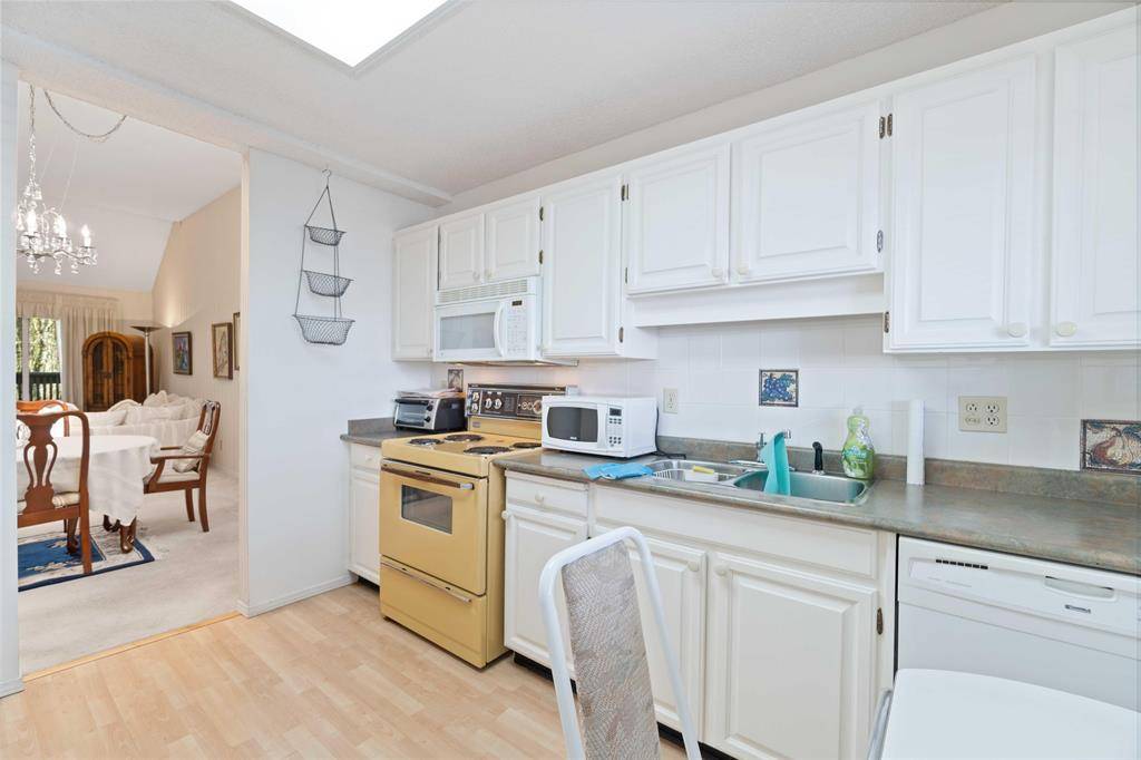 Langara Estates Spacious 3 Bd/2Ba Lake View Apartment For Rent