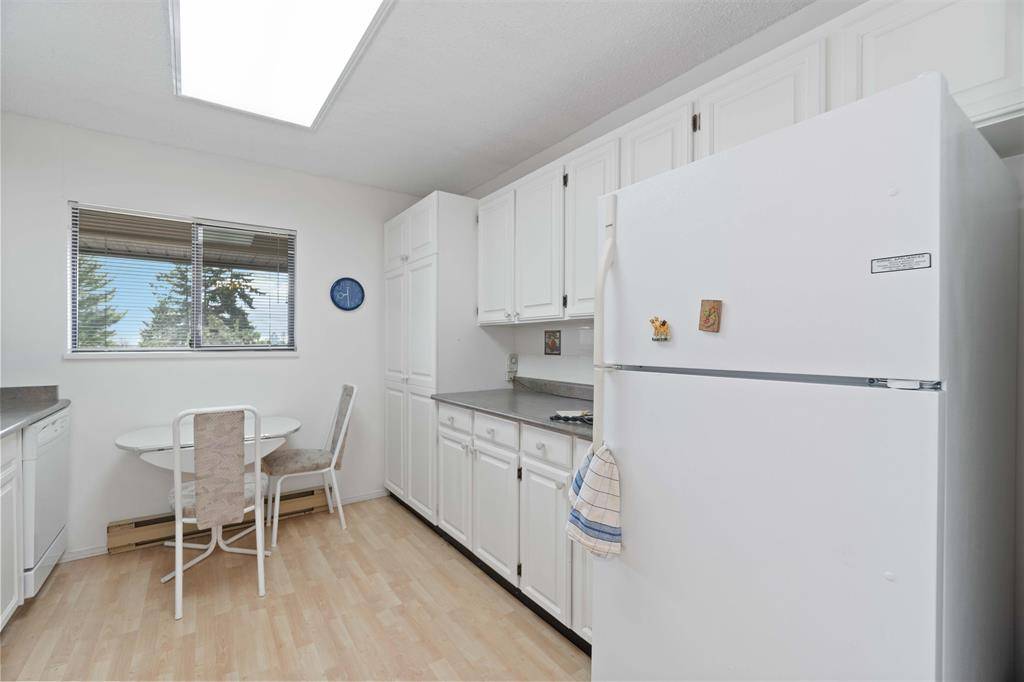 Langara Estates Spacious 3 Bd/2Ba Lake View Apartment For Rent