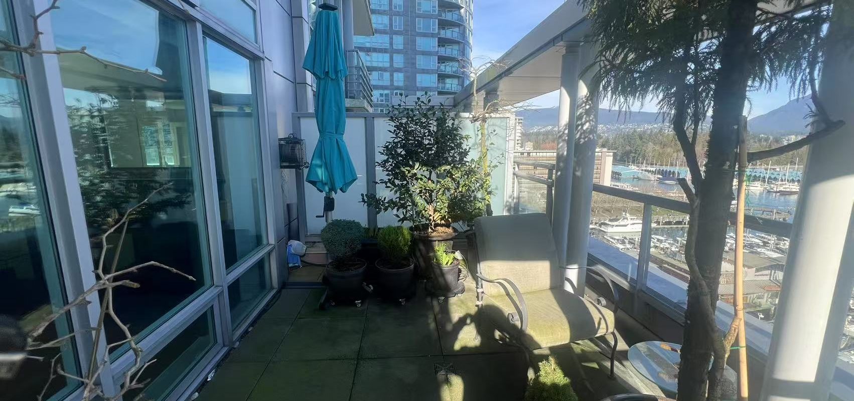 Luxurious 2-Bedroom Condo in Coal Harbour with Stunning Ocean Views!