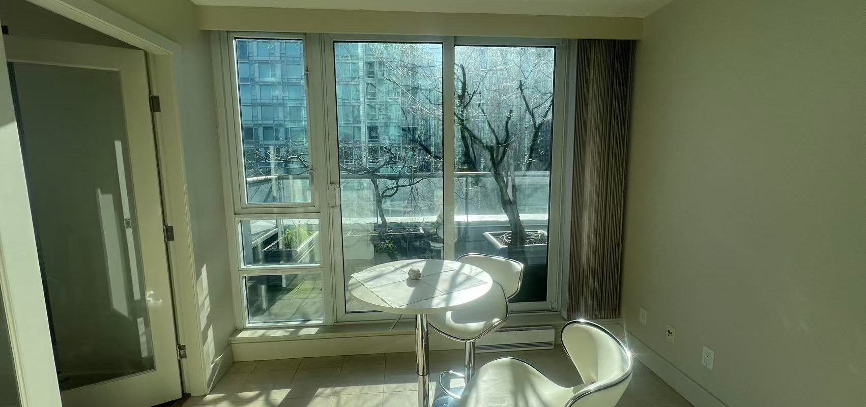 Luxurious 2-Bedroom Condo in Coal Harbour with Stunning Ocean Views!