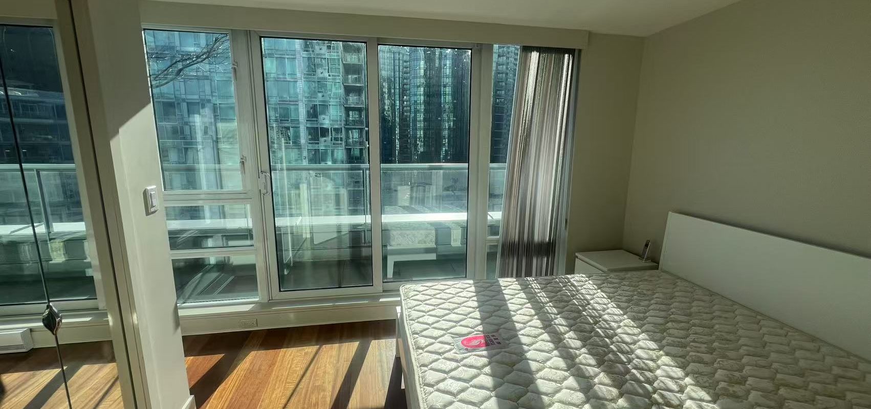 Luxurious 2-Bedroom Condo in Coal Harbour with Stunning Ocean Views!