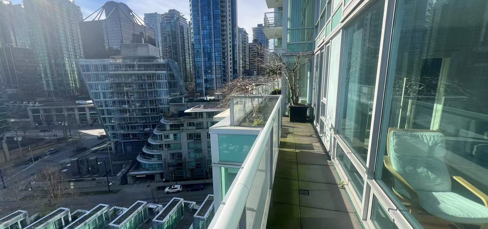 Luxurious 2-Bedroom Condo in Coal Harbour with Stunning Ocean Views!