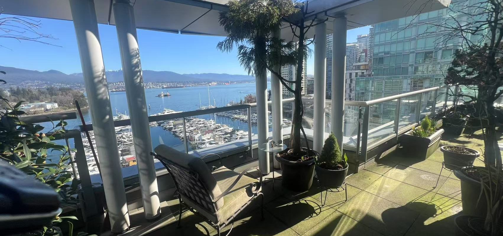 Luxurious 2-Bedroom Condo in Coal Harbour with Stunning Ocean Views!