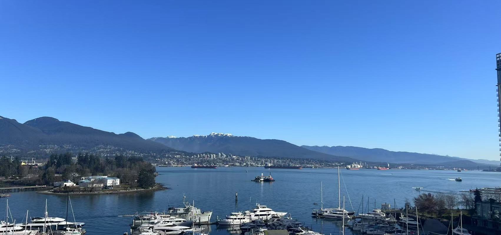 Luxurious 2-Bedroom Condo in Coal Harbour with Stunning Ocean Views!