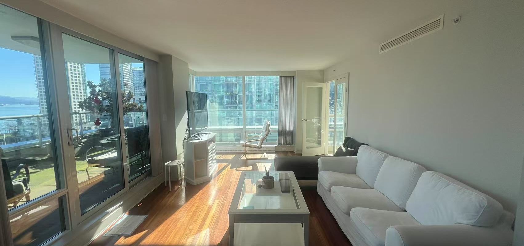 Luxurious 2-Bedroom Condo in Coal Harbour with Stunning Ocean Views!