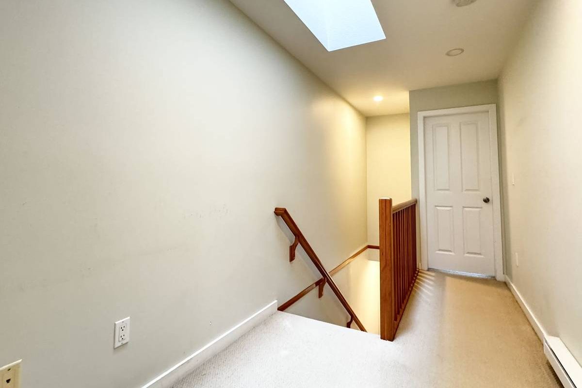 Closed to Richmond Center Spacious 3Bd/3Ba Duplex Home For Rent