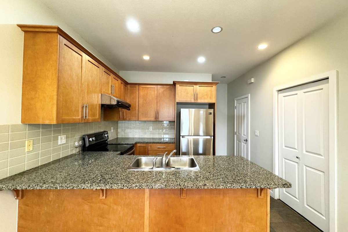 Closed to Richmond Center Spacious 3Bd/3Ba Duplex Home For Rent