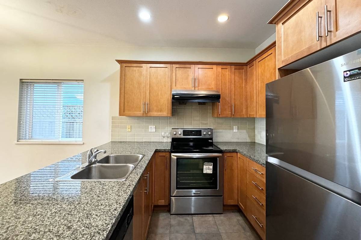 Closed to Richmond Center Spacious 3Bd/3Ba Duplex Home For Rent