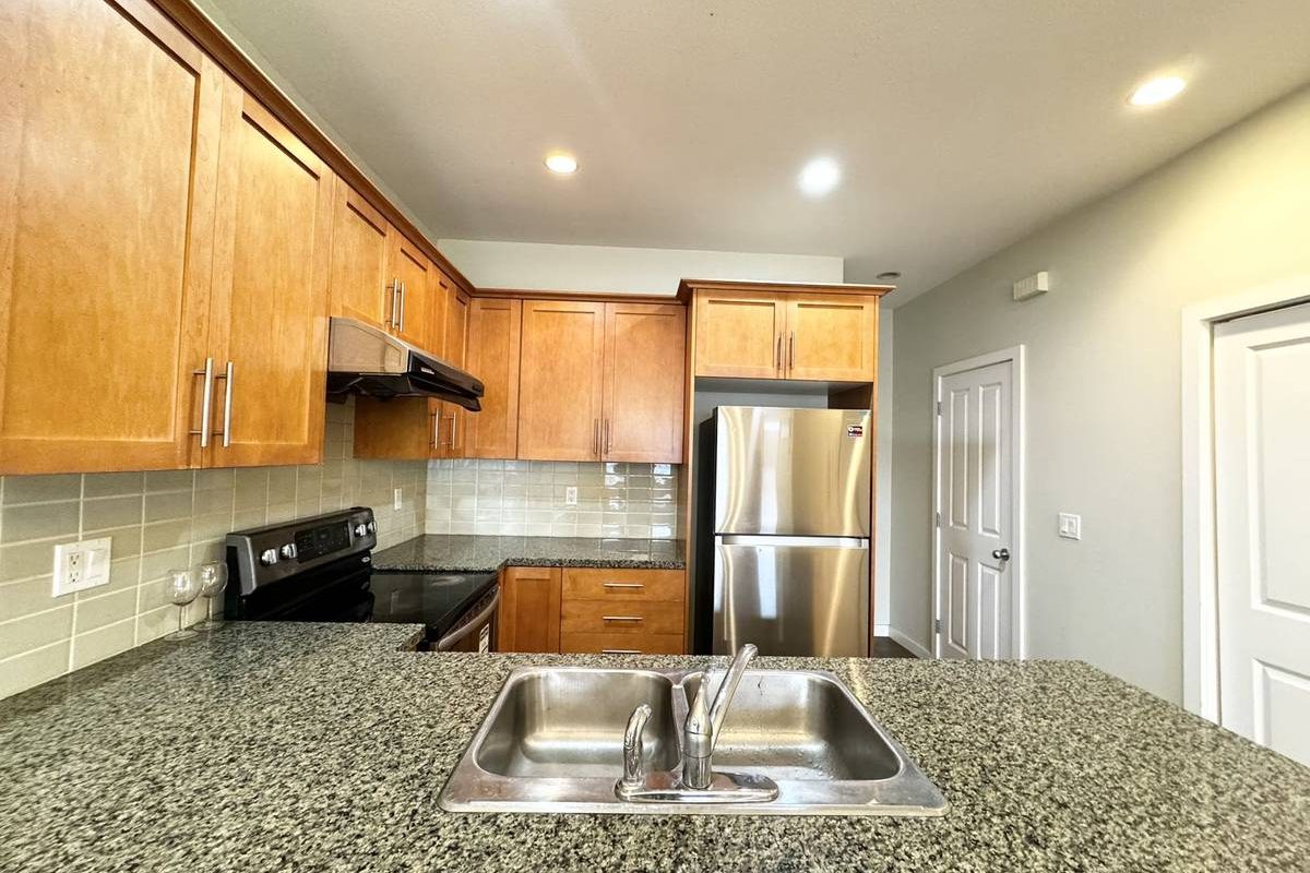 Closed to Richmond Center Spacious 3Bd/3Ba Duplex Home For Rent