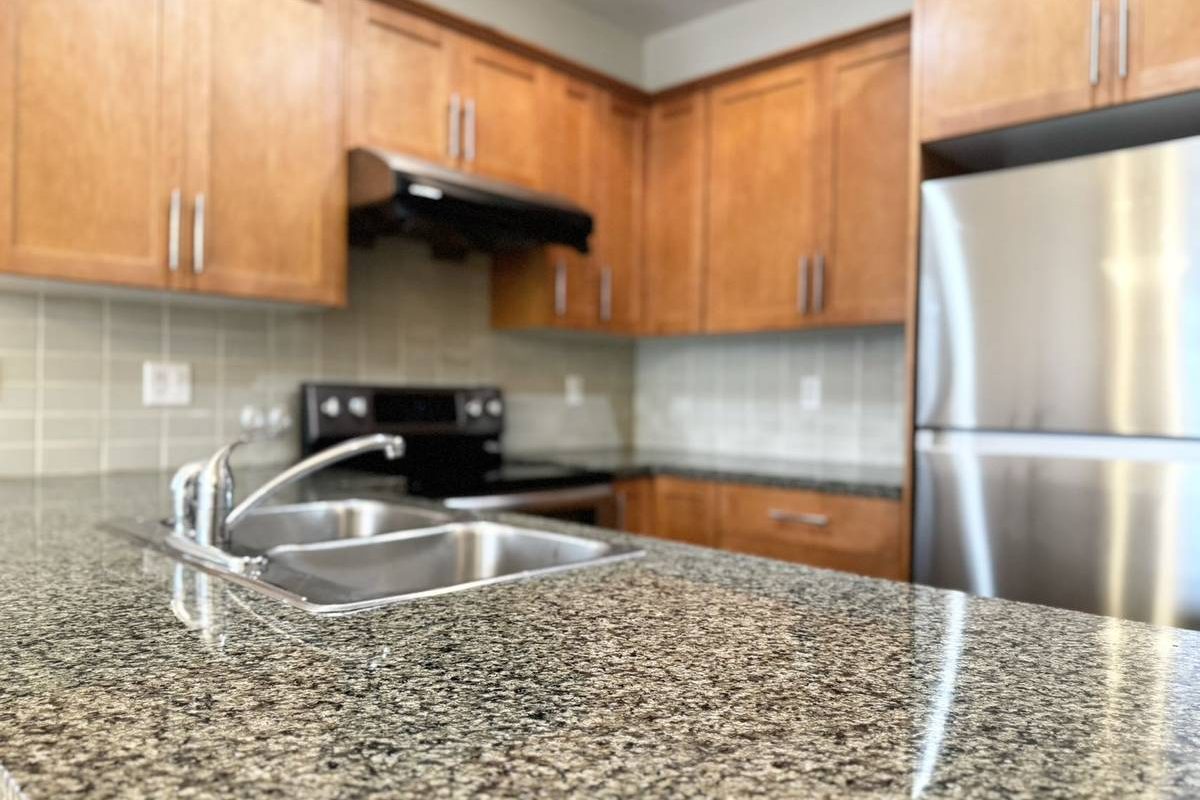 Closed to Richmond Center Spacious 3Bd/3Ba Duplex Home For Rent